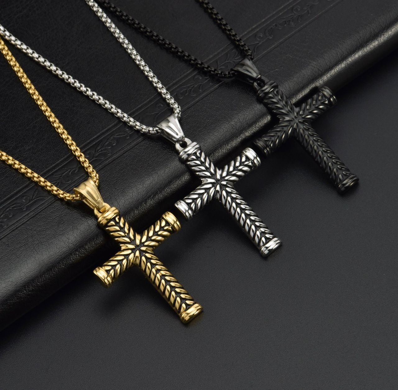 Max Cross Neckchain